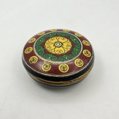 Шкатулка с орнаментальным декором, выполненная в технике клуазоне