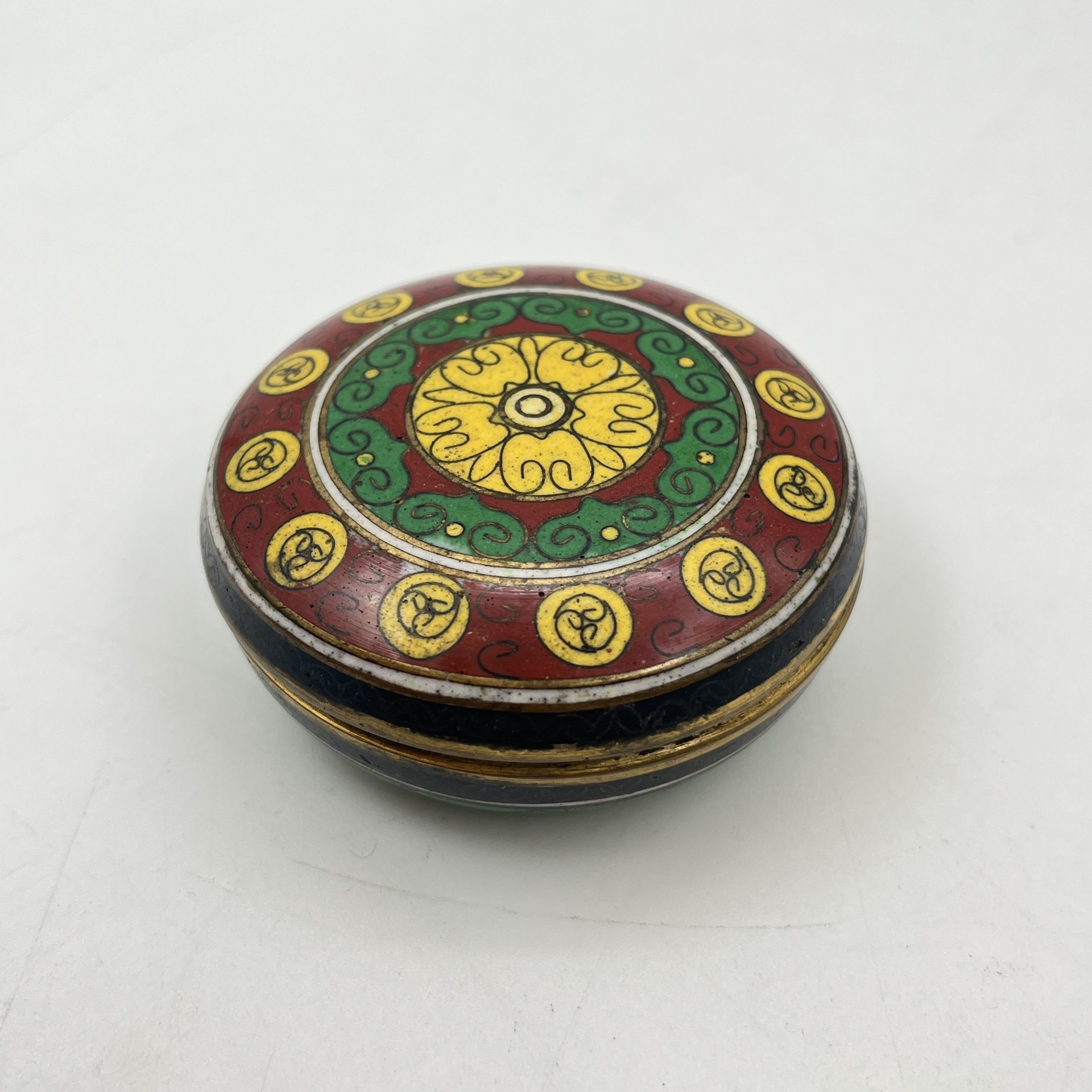 Шкатулка с орнаментальным декором, выполненная в технике клуазоне