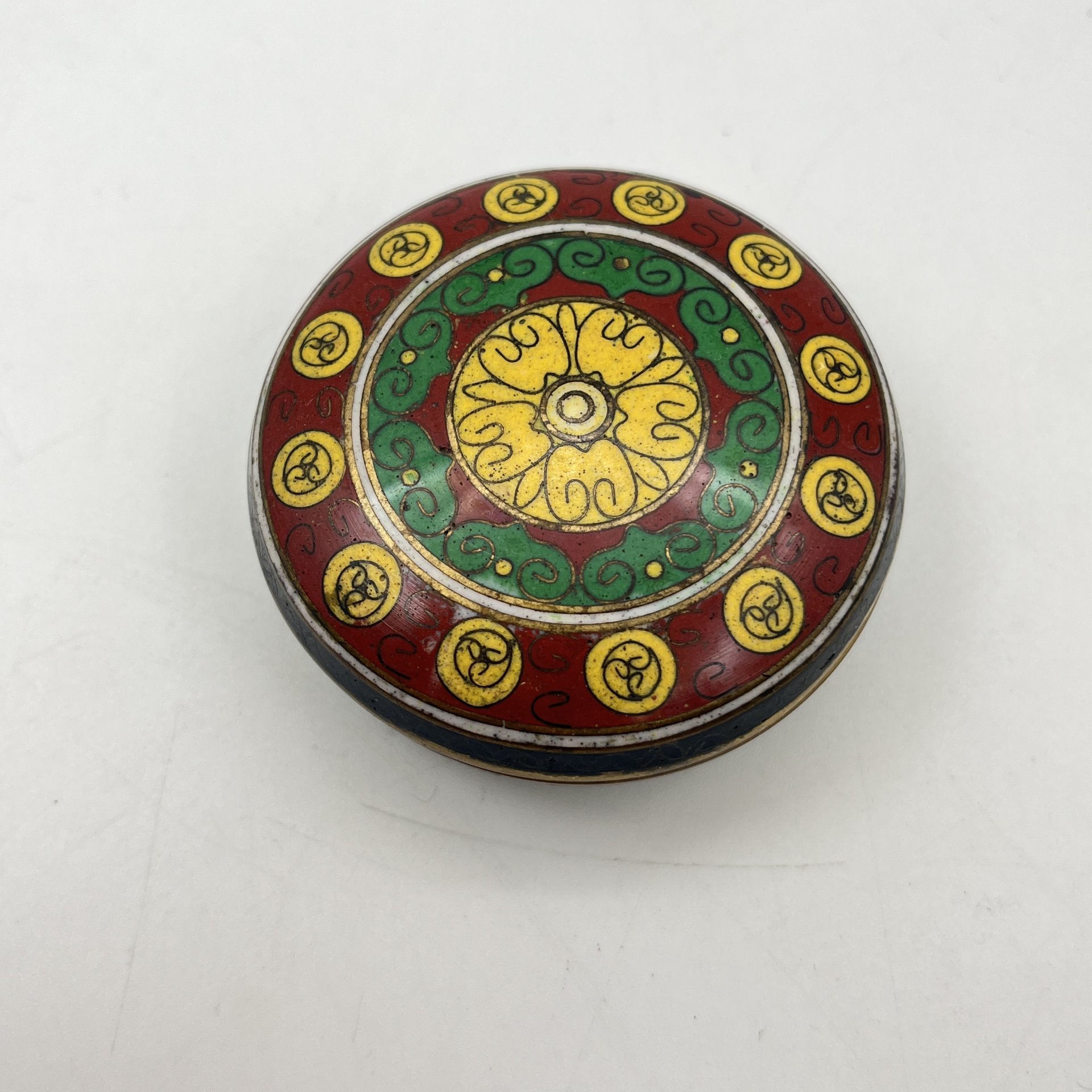 Шкатулка с орнаментальным декором, выполненная в технике клуазоне