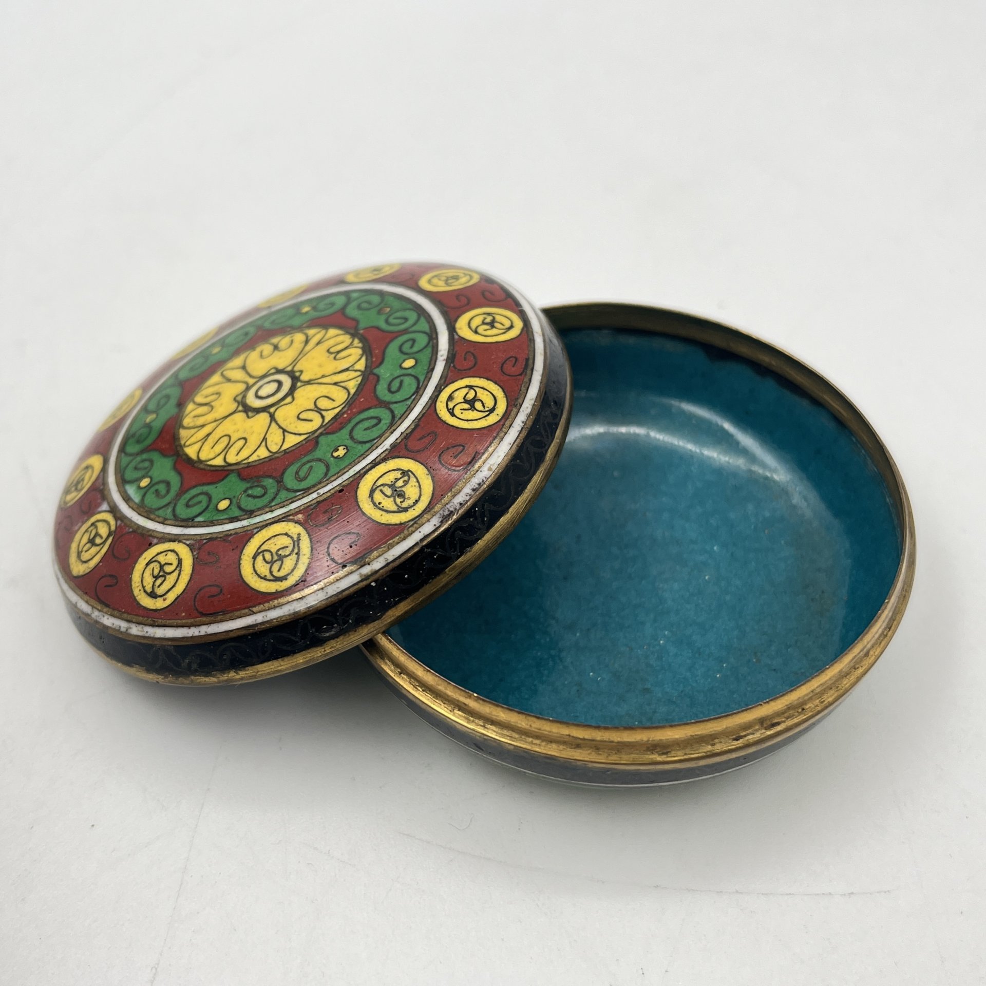 Шкатулка с орнаментальным декором, выполненная в технике клуазоне