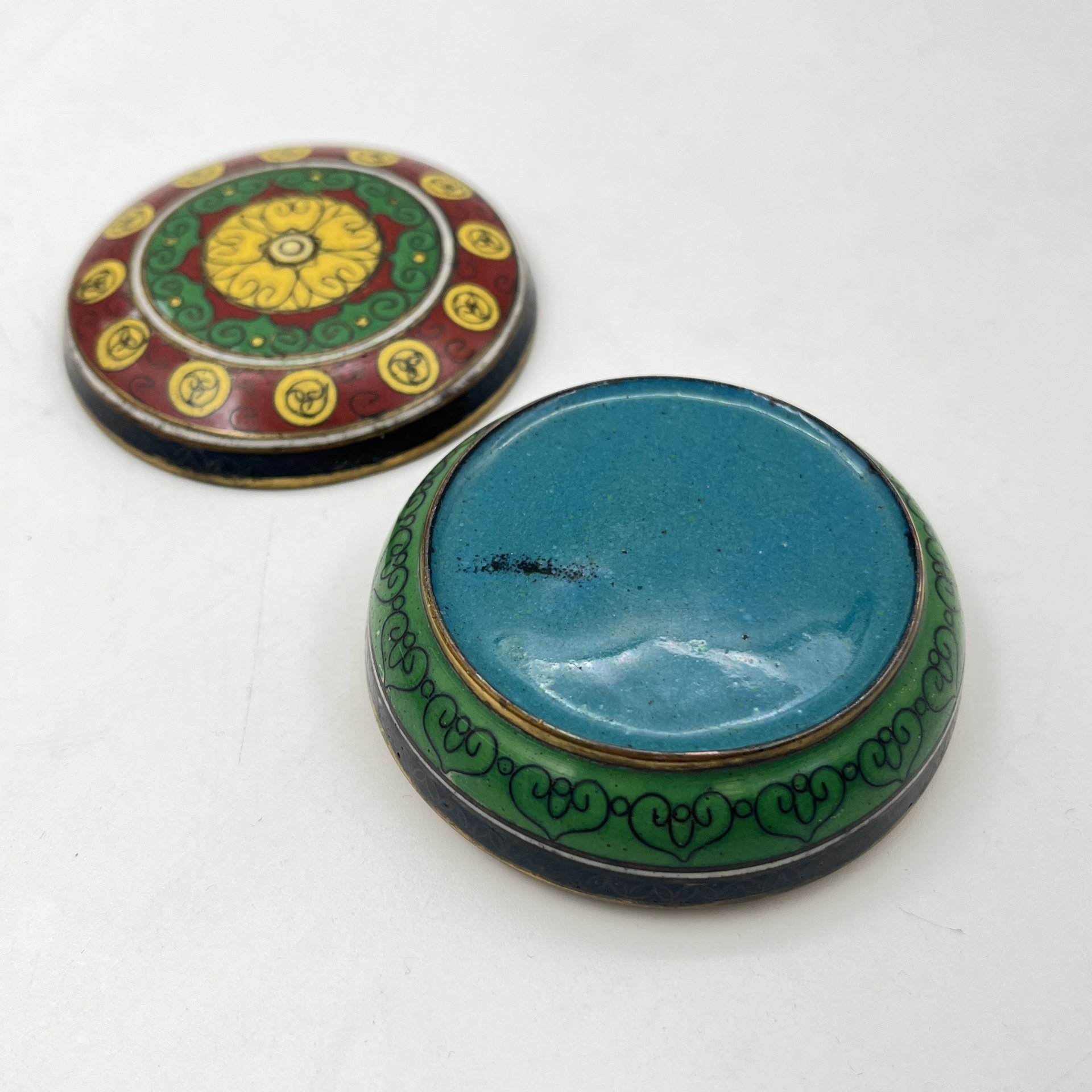 Шкатулка с орнаментальным декором, выполненная в технике клуазоне