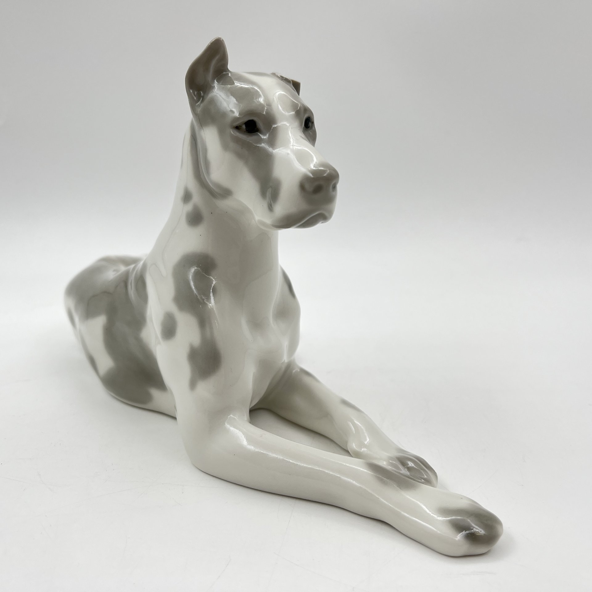 Статуэтка "Мраморный дог", скульптор И.И. Ризнич, фарфор, роспись, Ленинградский фарфоровый завод (ЛФЗ), СССР, 1960-1970 гг.