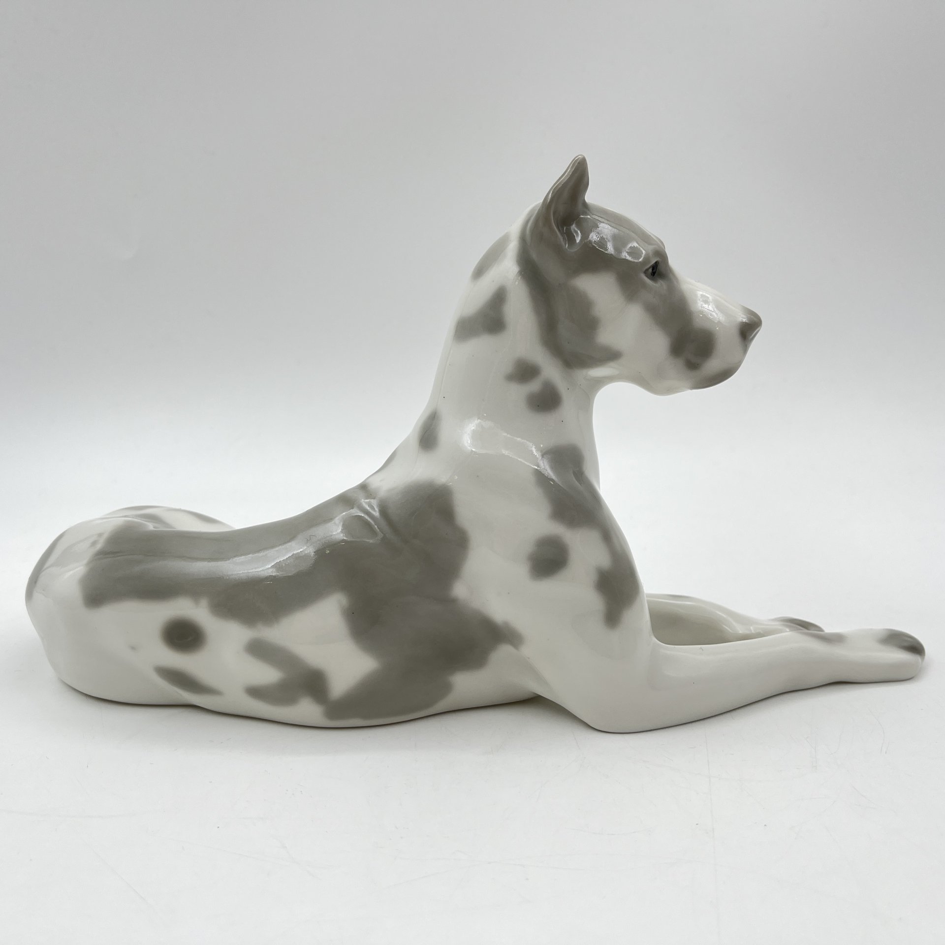 Статуэтка "Мраморный дог", скульптор И.И. Ризнич, фарфор, роспись, Ленинградский фарфоровый завод (ЛФЗ), СССР, 1960-1970 гг.