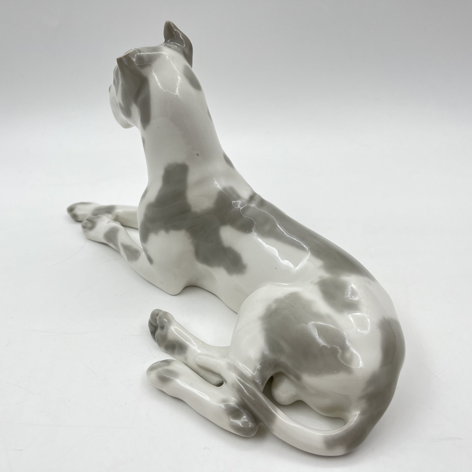 Статуэтка "Мраморный дог", скульптор И.И. Ризнич, фарфор, роспись, Ленинградский фарфоровый завод (ЛФЗ), СССР, 1960-1970 гг.