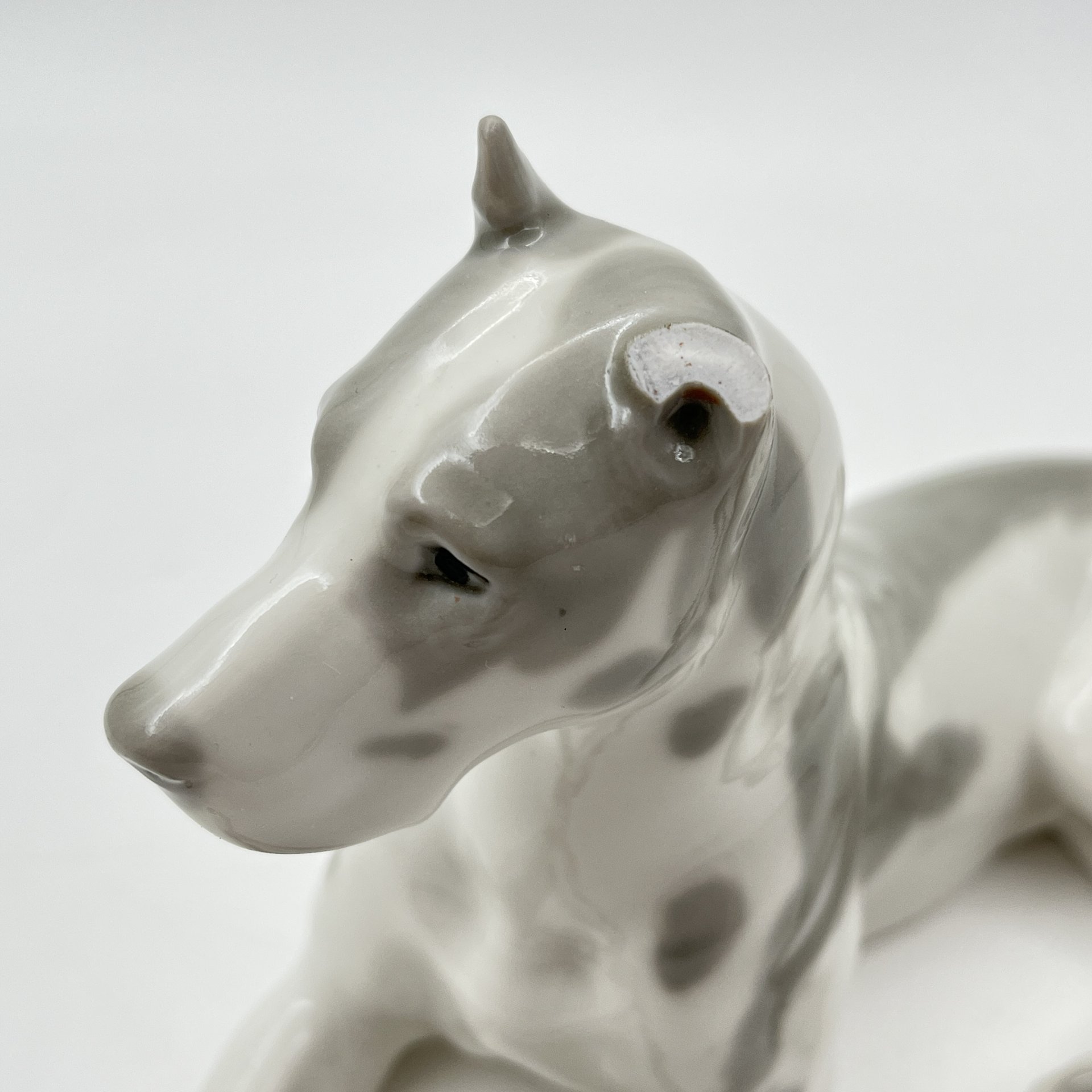 Статуэтка "Мраморный дог", скульптор И.И. Ризнич, фарфор, роспись, Ленинградский фарфоровый завод (ЛФЗ), СССР, 1960-1970 гг.