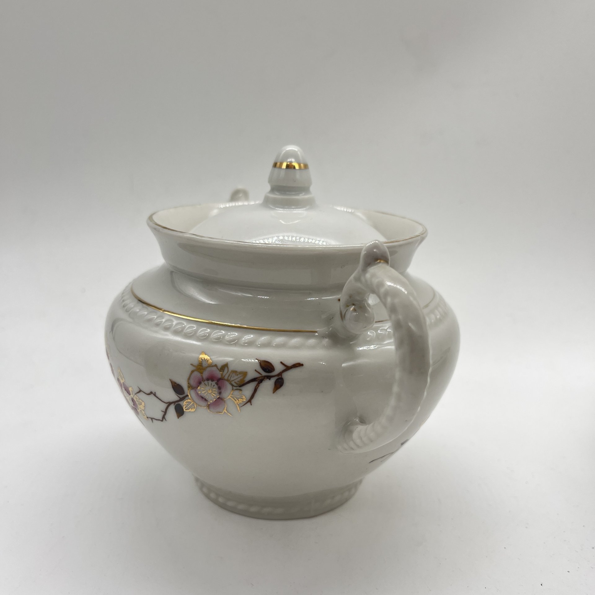 Сахарница с расписным цветочным декором, фарфор, роспись, золочение, Рижский фарфорово-фаянсовый завод, СССР, 1950-1960 гг.