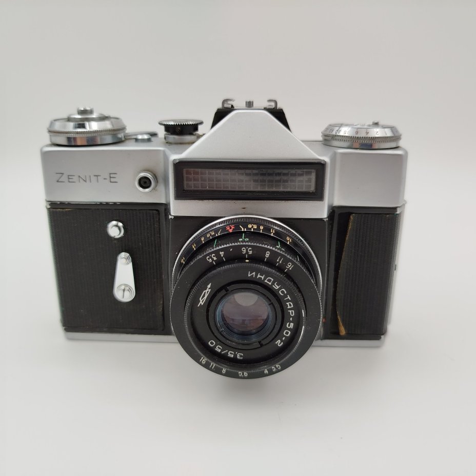 Фотоаппарат плёночный "Зенит-Е" с объективом "Индустар-50-2" в оригинальном кофре, металл, стекло, пластик, кожа, Красногорский механический завод (КМЗ), СССР, 1973 г.