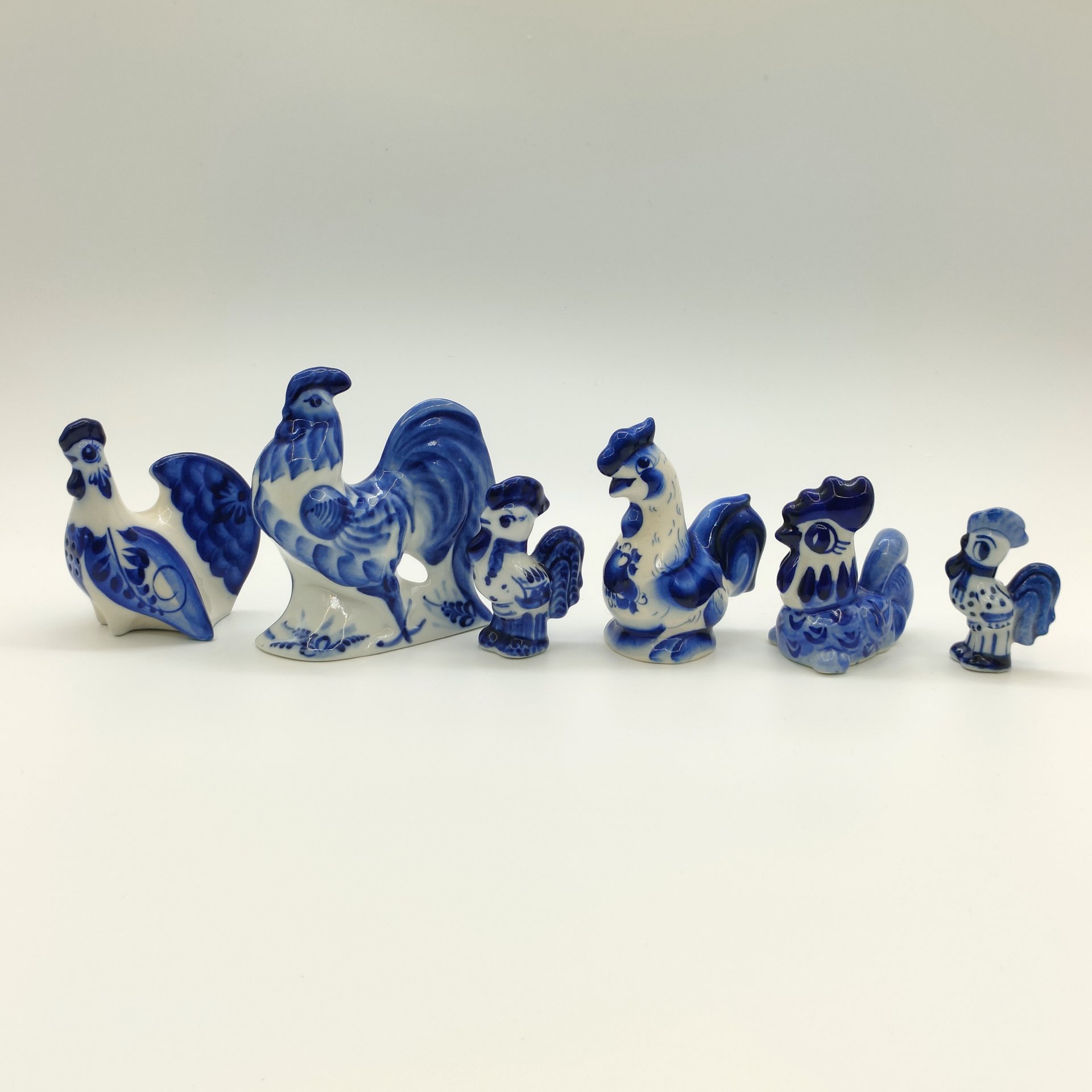 Набор из пяти статуэток и солонки "Петухи", Гжель, фарфор, роспись, Россия, 1990-2010 гг.