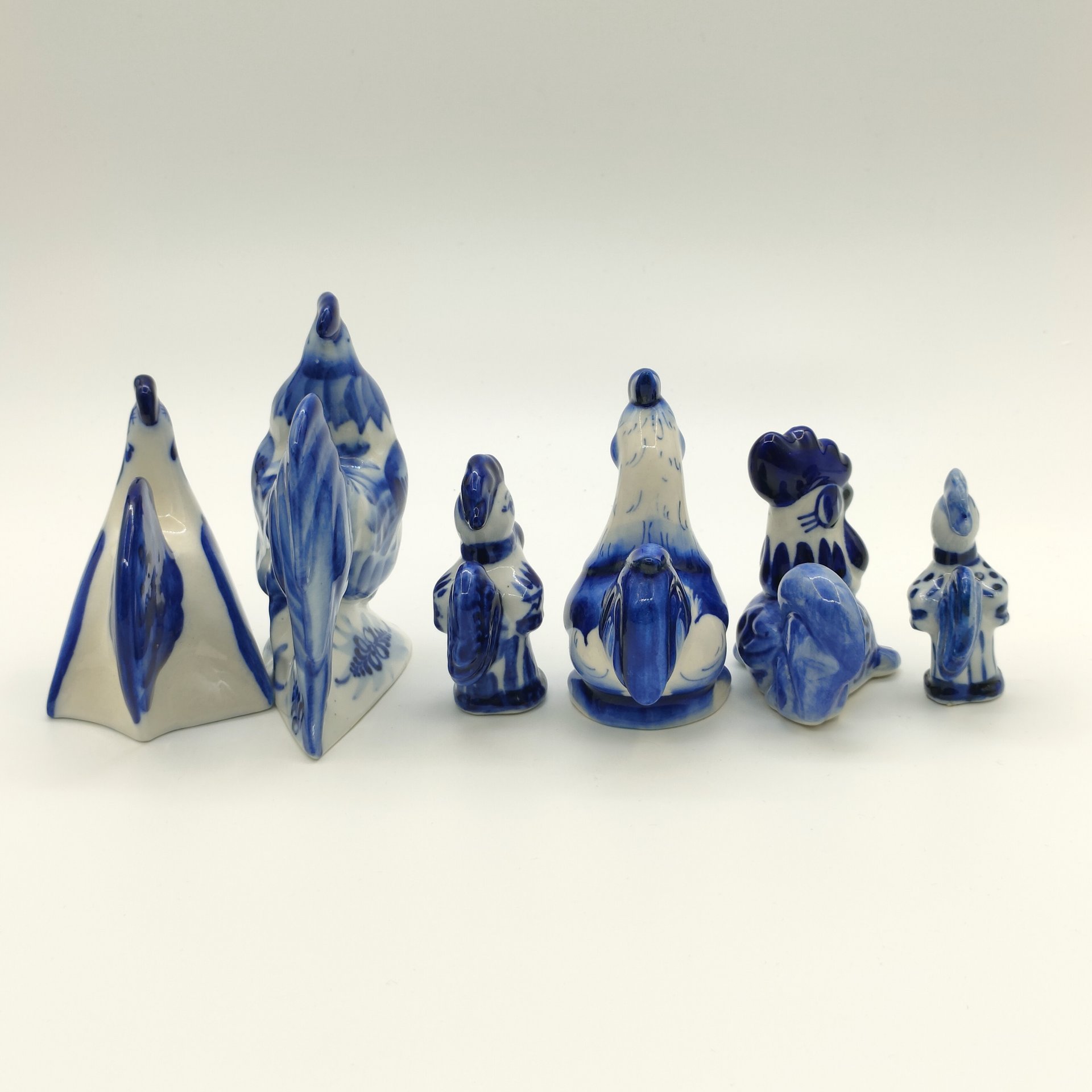 Набор из пяти статуэток и солонки "Петухи", Гжель, фарфор, роспись, Россия, 1990-2010 гг.