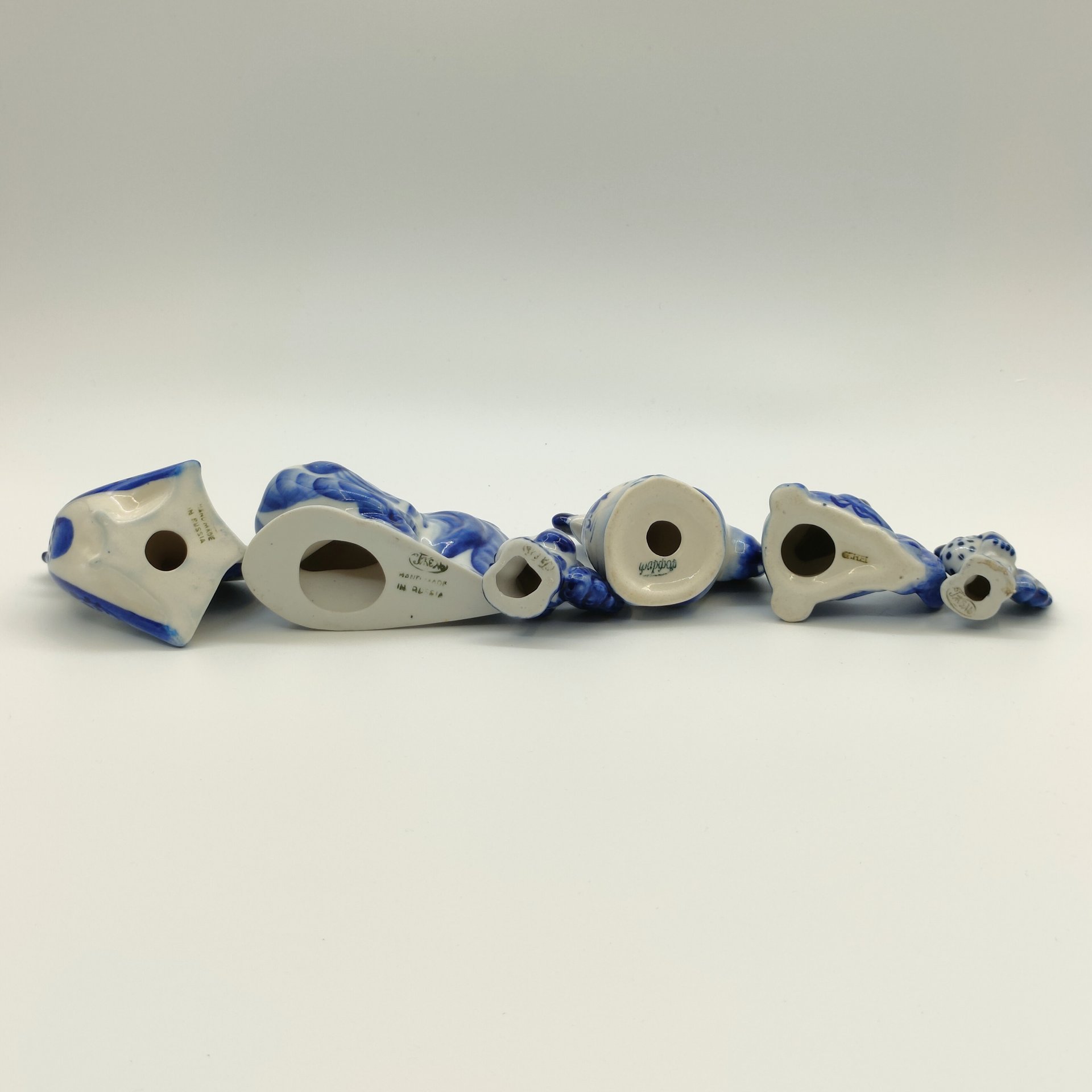 Набор из пяти статуэток и солонки "Петухи", Гжель, фарфор, роспись, Россия, 1990-2010 гг.