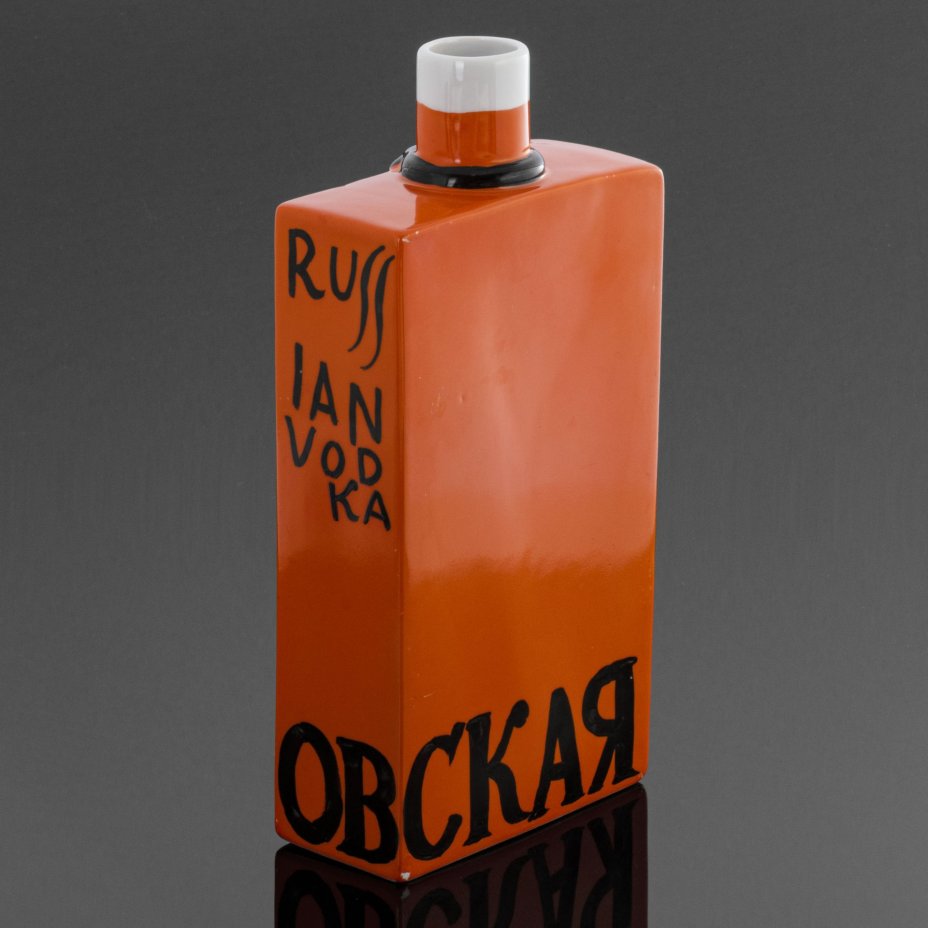 Штоф "Петровская" (Russian vodka) для Московского ликеро-водочного завода, художник П.В. Леонов, фарфор, крытье, роспись, золочение, Дулевский фарфоровый завод (Дулёво), СССР, 1970-1980 гг.