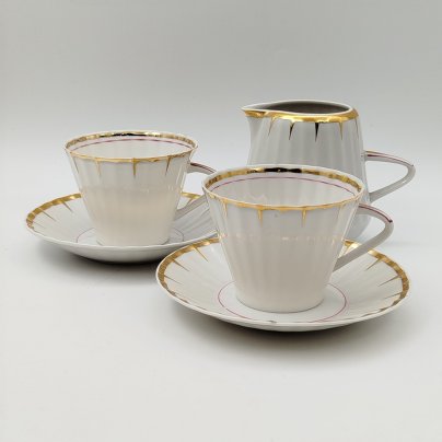 Набор из 2-х чайных пар и молочника, украшенных декором в виде золотого дождика, форма "Каннелюрный", автор формы Ольшевский В.Н.