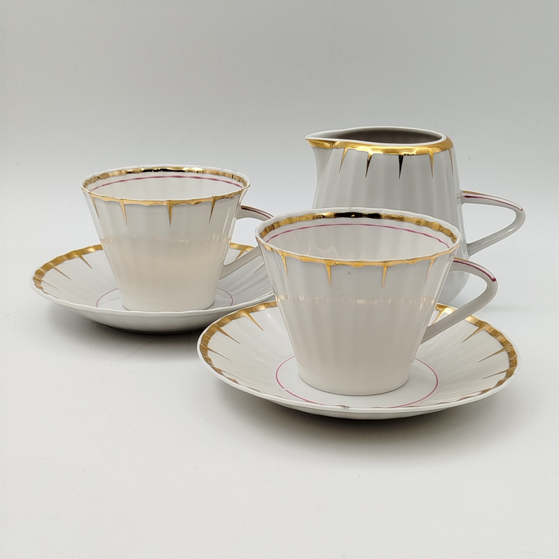 Набор из 2-х чайных пар и молочника, украшенных декором в виде золотого дождика, форма "Каннелюрный", автор формы Ольшевский В.Н.