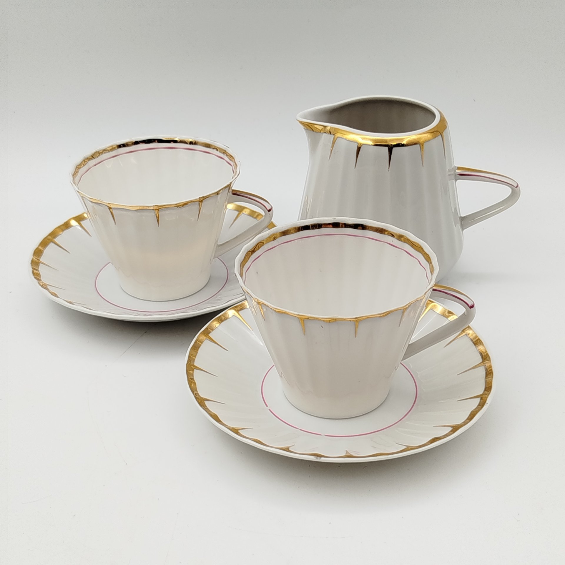 Набор из 2-х чайных пар и молочника, украшенных декором в виде золотого дождика, форма "Каннелюрный", автор формы Ольшевский В.Н.