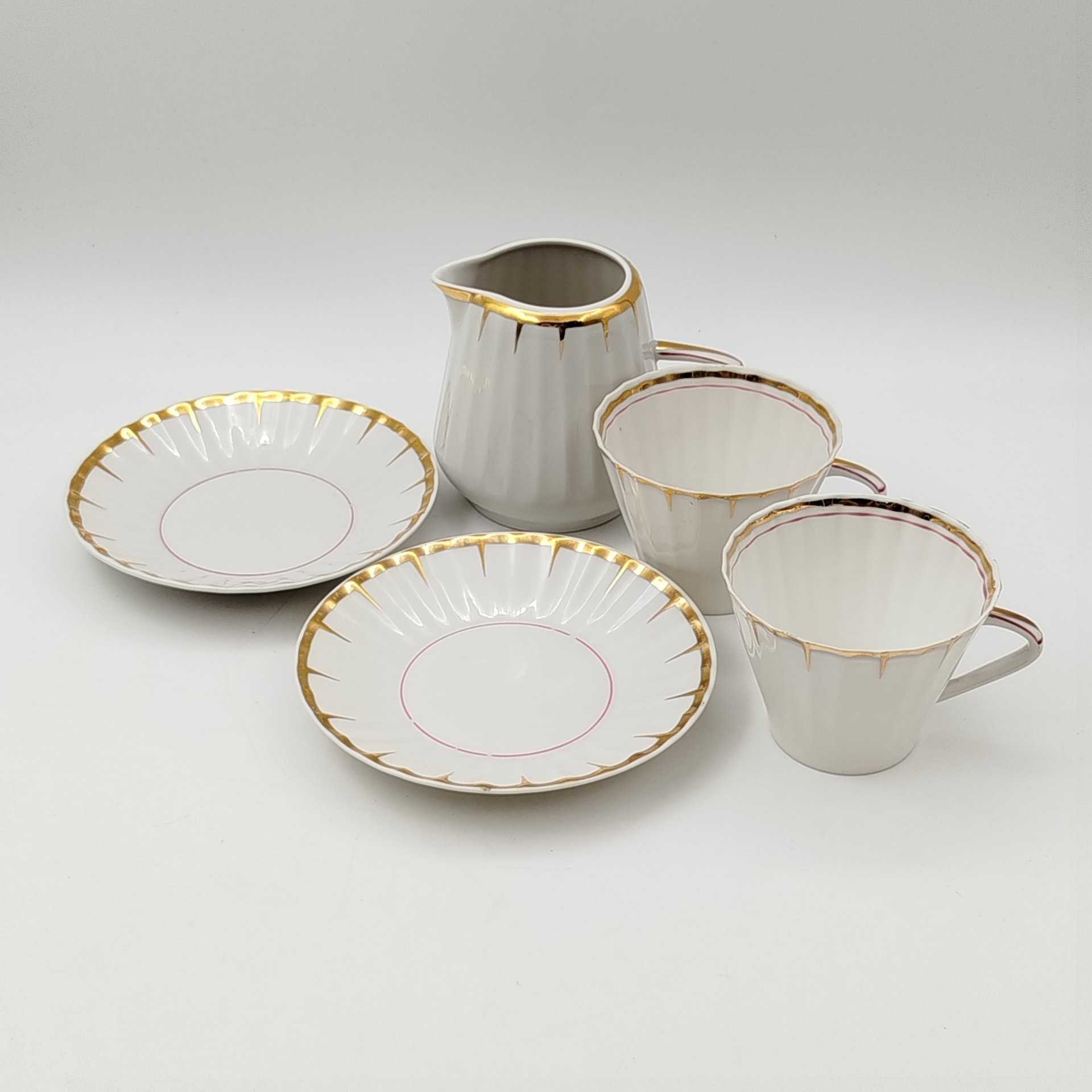Набор из 2-х чайных пар и молочника, украшенных декором в виде золотого дождика, форма "Каннелюрный", автор формы Ольшевский В.Н.