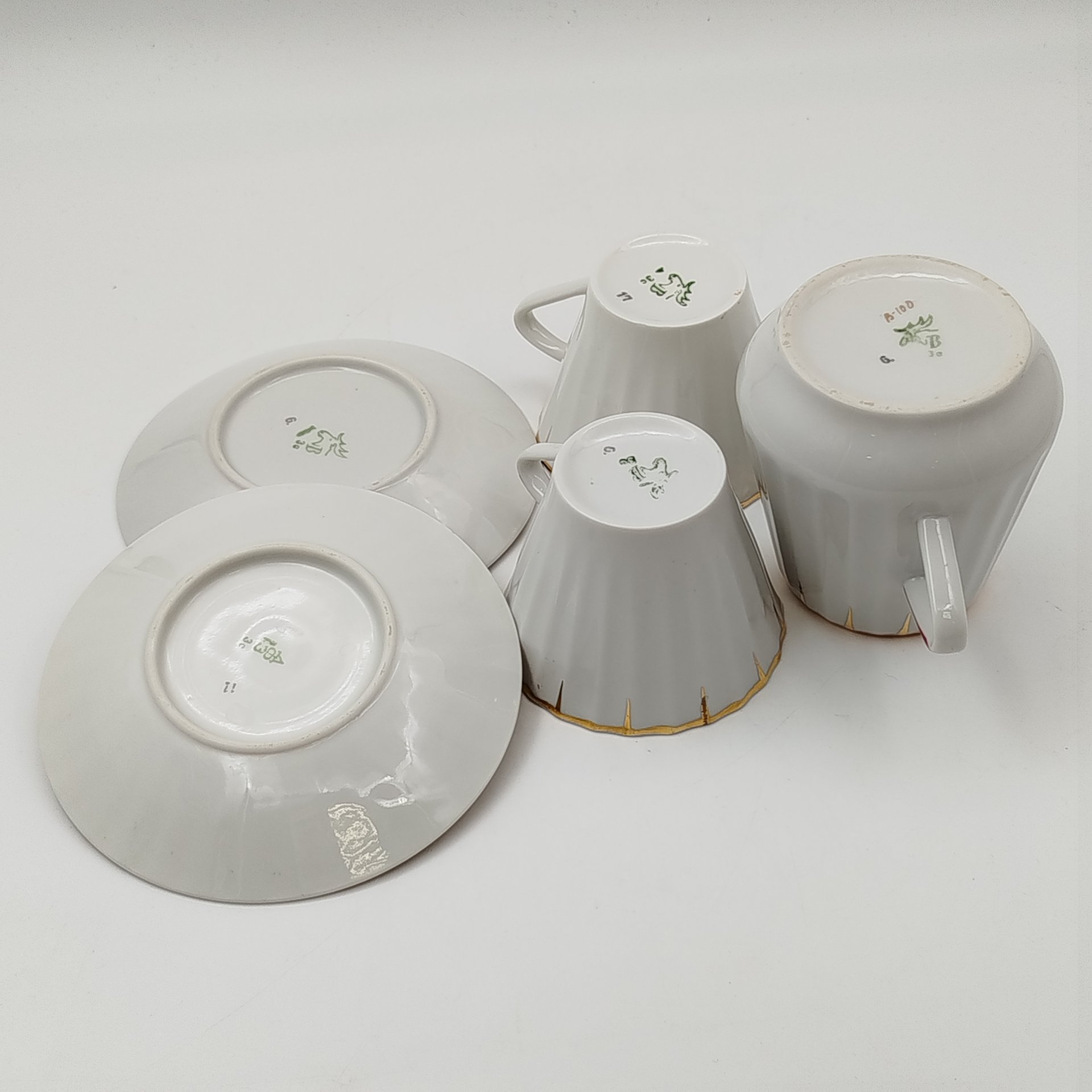 Набор из 2-х чайных пар и молочника, украшенных декором в виде золотого дождика, форма "Каннелюрный", автор формы Ольшевский В.Н.