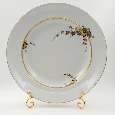 Блюдо круглой формы с цветочным декором золотистого цвета, фарфор, деколь, золочение, Graf Von Henneberg Porzellan, 1777 Jlmenau, ГДР, 1973-1977 гг.