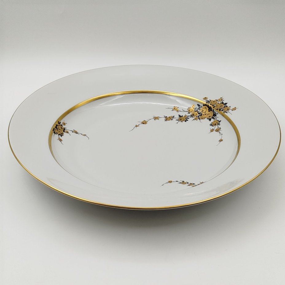 Блюдо круглой формы с цветочным декором золотистого цвета, фарфор, деколь, золочение, Graf Von Henneberg Porzellan, 1777 Jlmenau, ГДР, 1973-1977 гг.