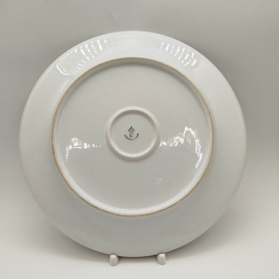 Блюдо округлой формы с растительным декором, фарфор, деколь, золочение, Concordia Lesov, Чехословакия, 1970-1991 гг.