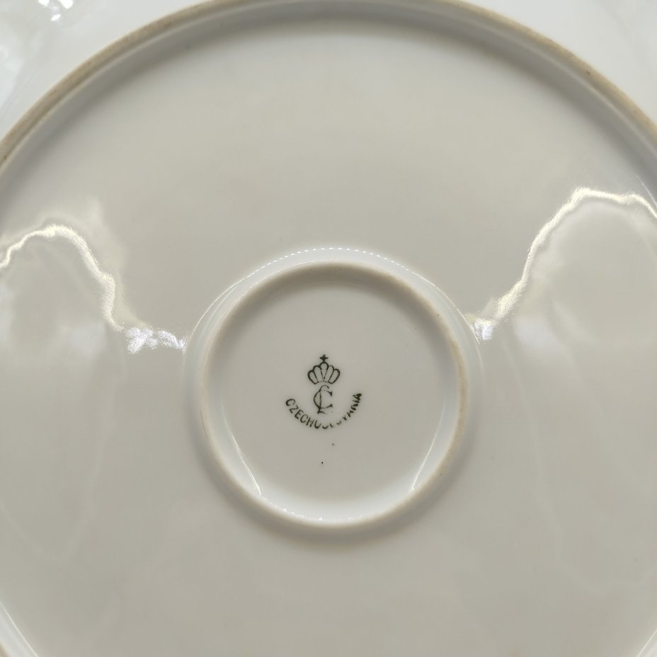 Блюдо округлой формы с растительным декором, фарфор, деколь, золочение, Concordia Lesov, Чехословакия, 1970-1991 гг.