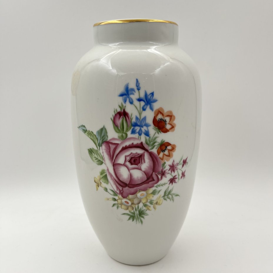 Ваза, украшенная цветочным декором, фарфор, роспись, золочение, Дулевский фарфоровый завод (Дулёво), СССР, 1951 г.