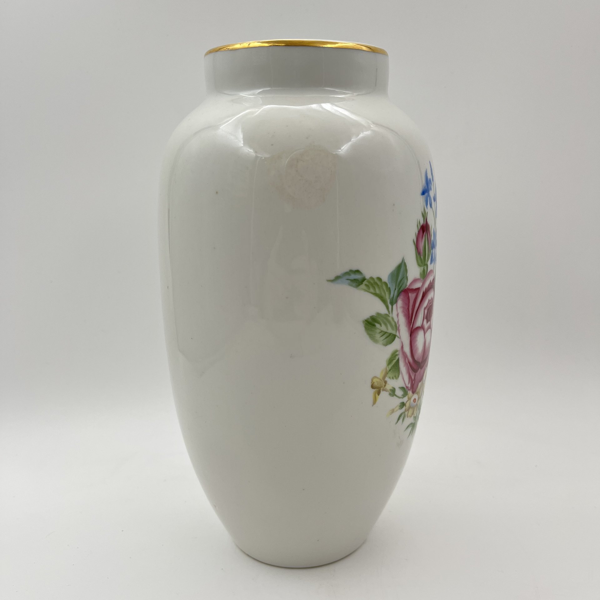 Ваза, украшенная цветочным декором, фарфор, роспись, золочение, Дулевский фарфоровый завод (Дулёво), СССР, 1951 г.
