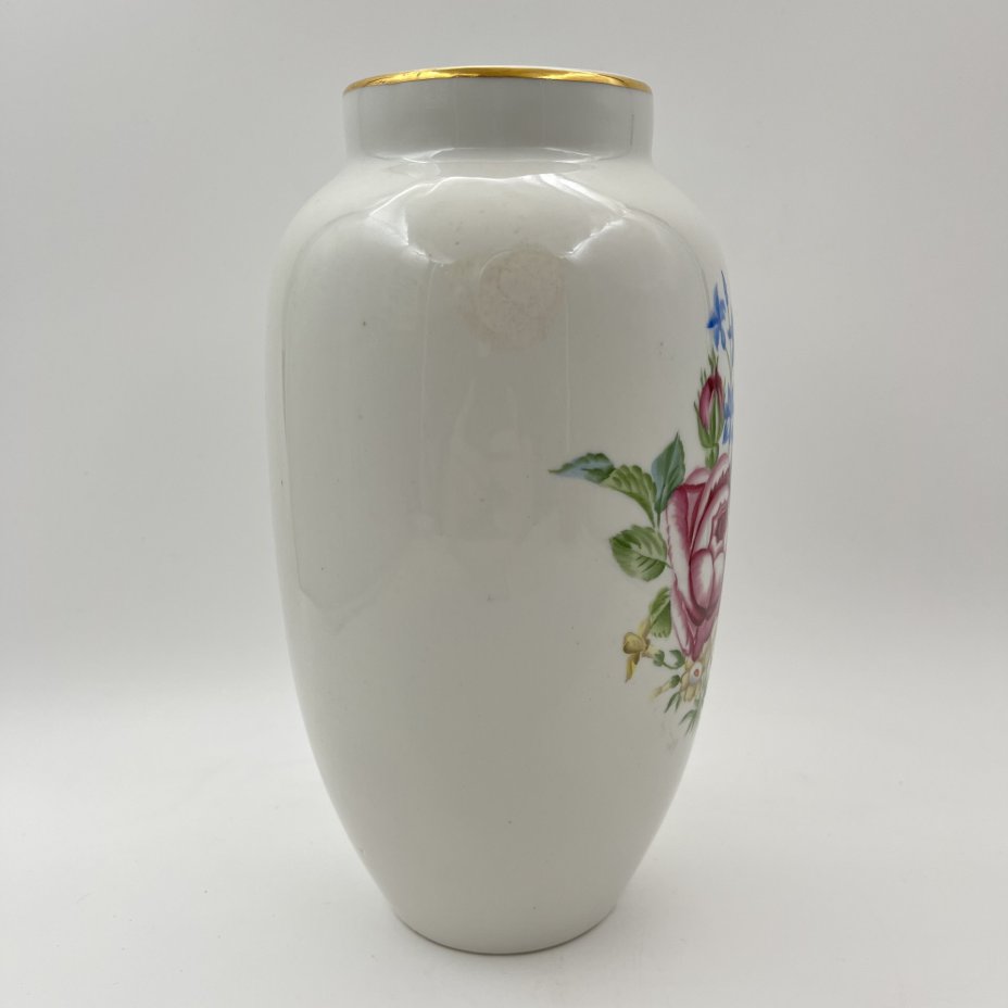 Ваза, украшенная цветочным декором, фарфор, роспись, золочение, Дулевский фарфоровый завод (Дулёво), СССР, 1951 г.