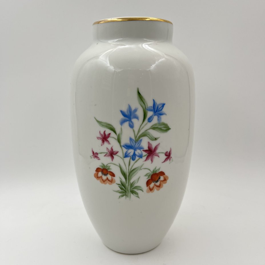 Ваза, украшенная цветочным декором, фарфор, роспись, золочение, Дулевский фарфоровый завод (Дулёво), СССР, 1951 г.