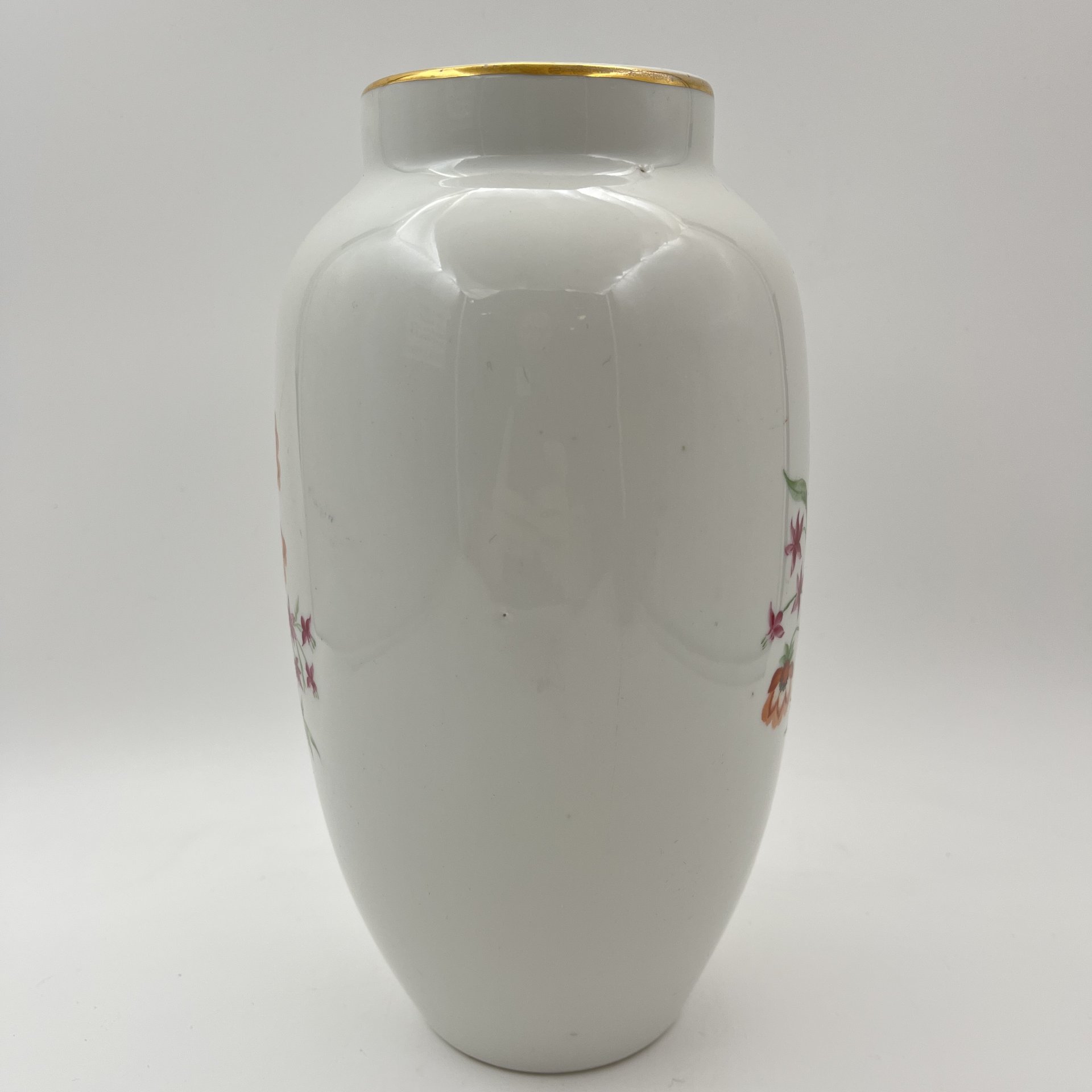 Ваза, украшенная цветочным декором, фарфор, роспись, золочение, Дулевский фарфоровый завод (Дулёво), СССР, 1951 г.