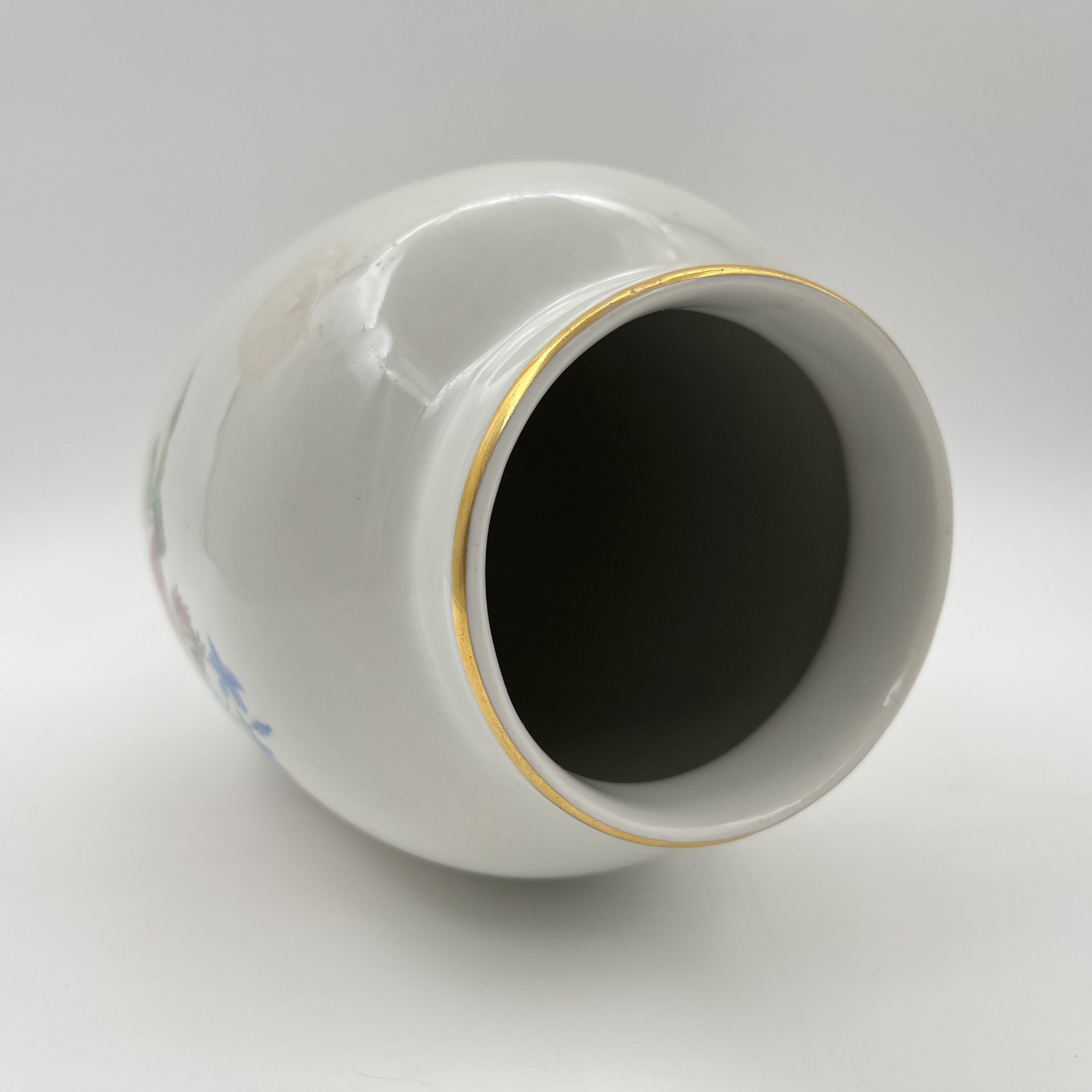 Ваза, украшенная цветочным декором, фарфор, роспись, золочение, Дулевский фарфоровый завод (Дулёво), СССР, 1951 г.