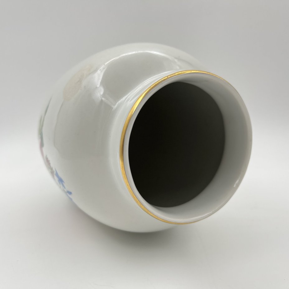 Ваза, украшенная цветочным декором, фарфор, роспись, золочение, Дулевский фарфоровый завод (Дулёво), СССР, 1951 г.