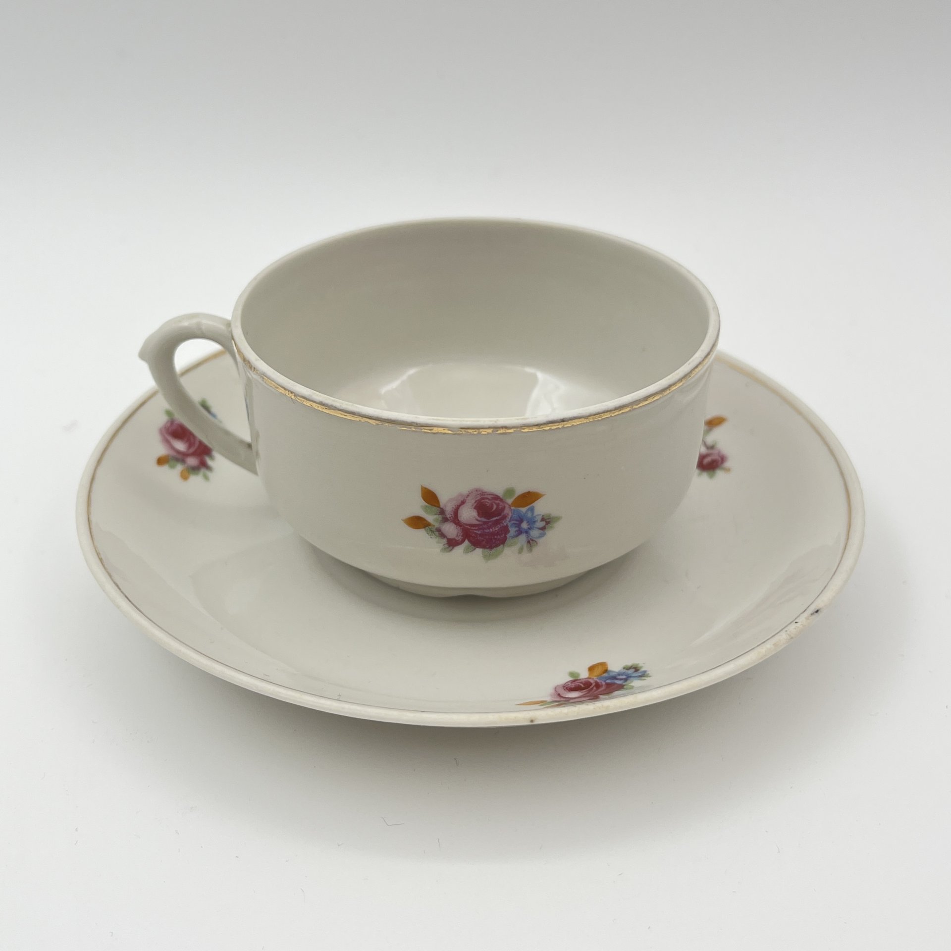 Пара чайная с цветочным декором, фарфор, деколь, золочение, Фарфоровый завод «Пролетарий» (Бронница, Мста), СССР, 1958-1967 гг.
