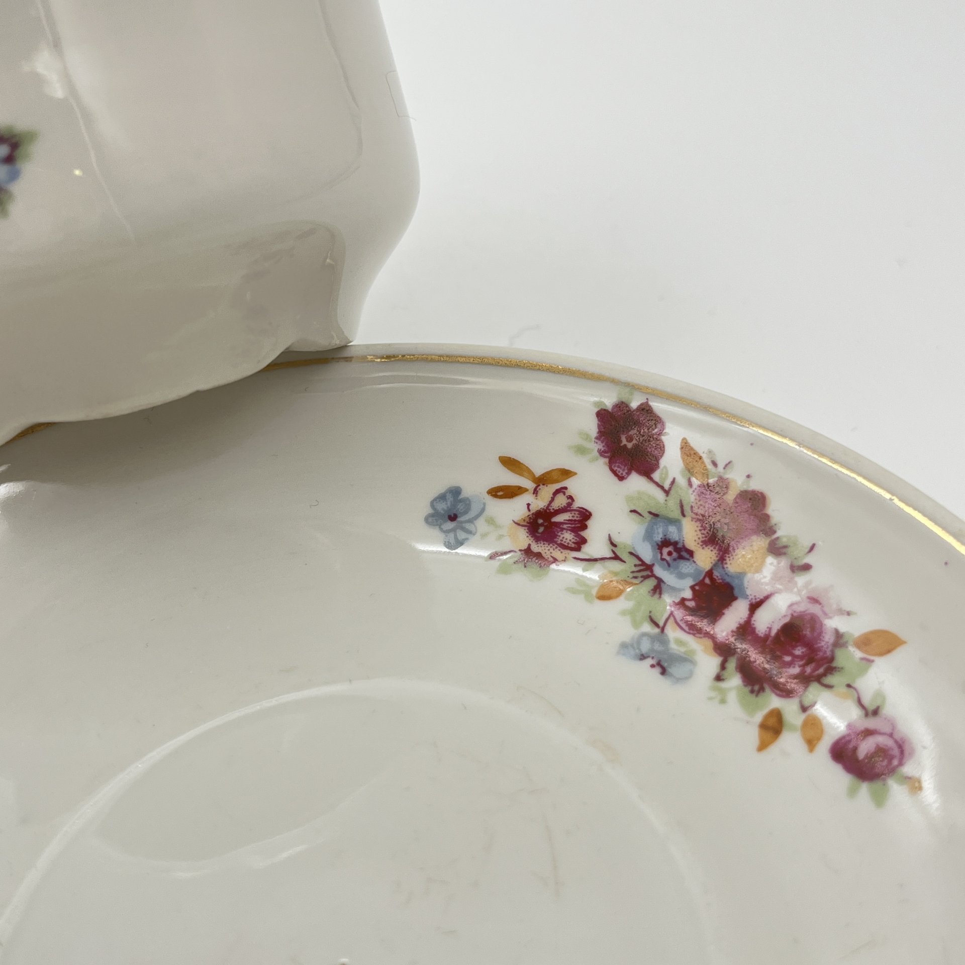 Пара чайная с цветочным декором, фарфор, деколь, золочение, Фарфоровый завод «Пролетарий» (Бронница, Мста), СССР, 1958-1967 гг.