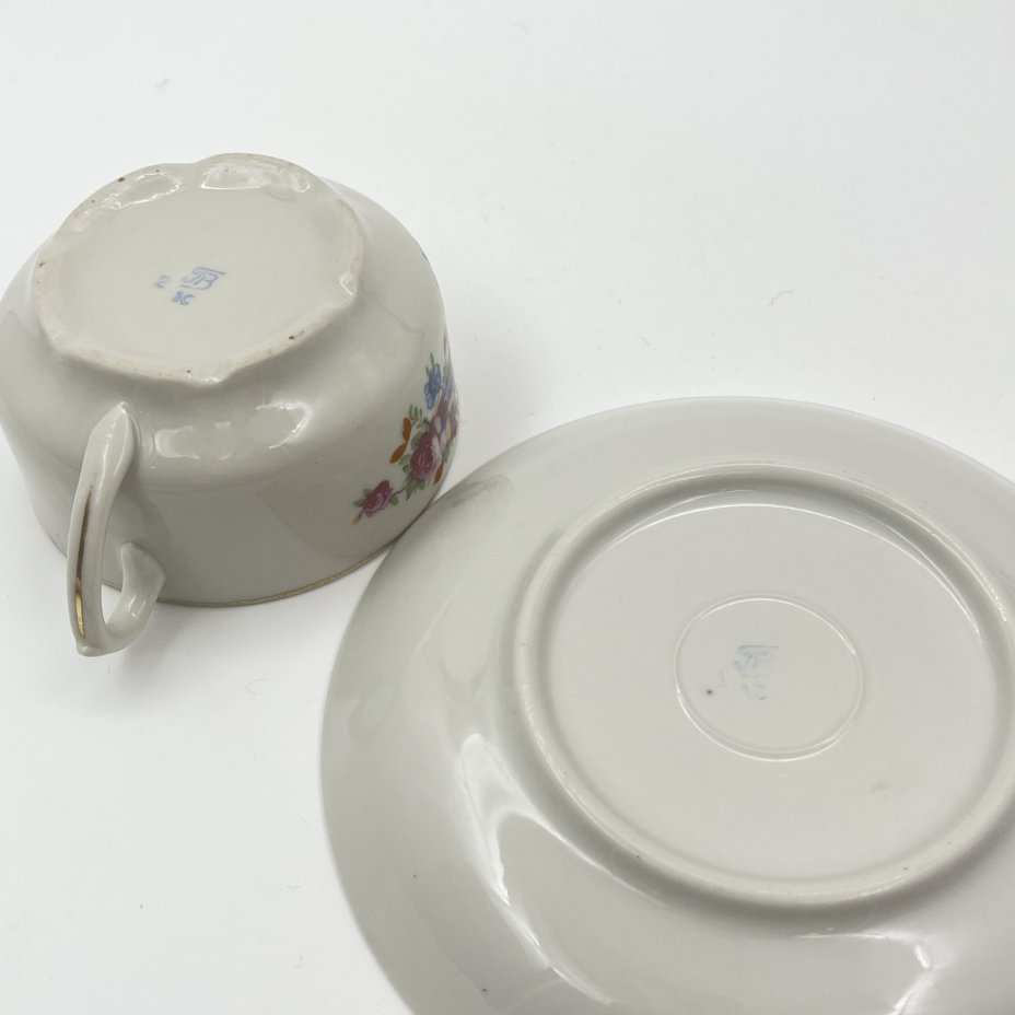 Пара чайная с цветочным декором, фарфор, деколь, золочение, Фарфоровый завод «Пролетарий» (Бронница, Мста), СССР, 1958-1967 гг.