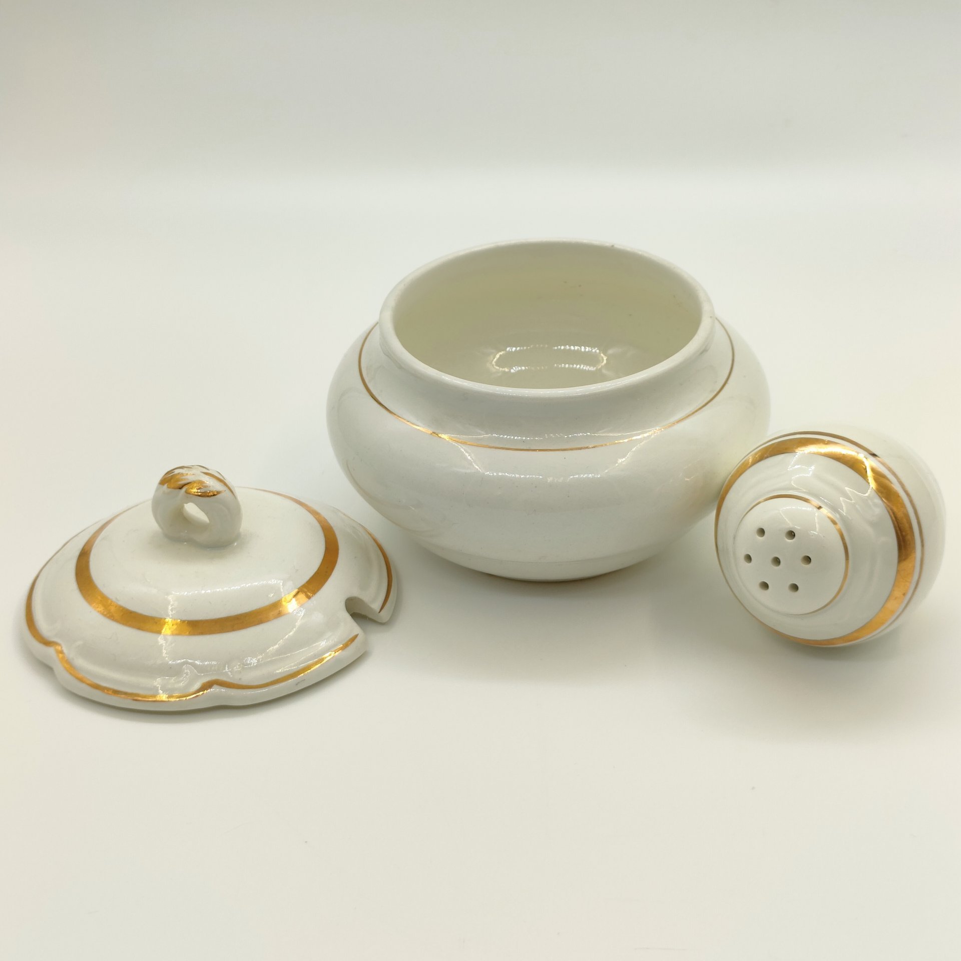 Набор из сахарницы и солонки, фаянс, золочение, Конаковский фаянсовый завод им. М.И. Калинина (ЗиК Конаково), СССР, 1962-1991 гг.