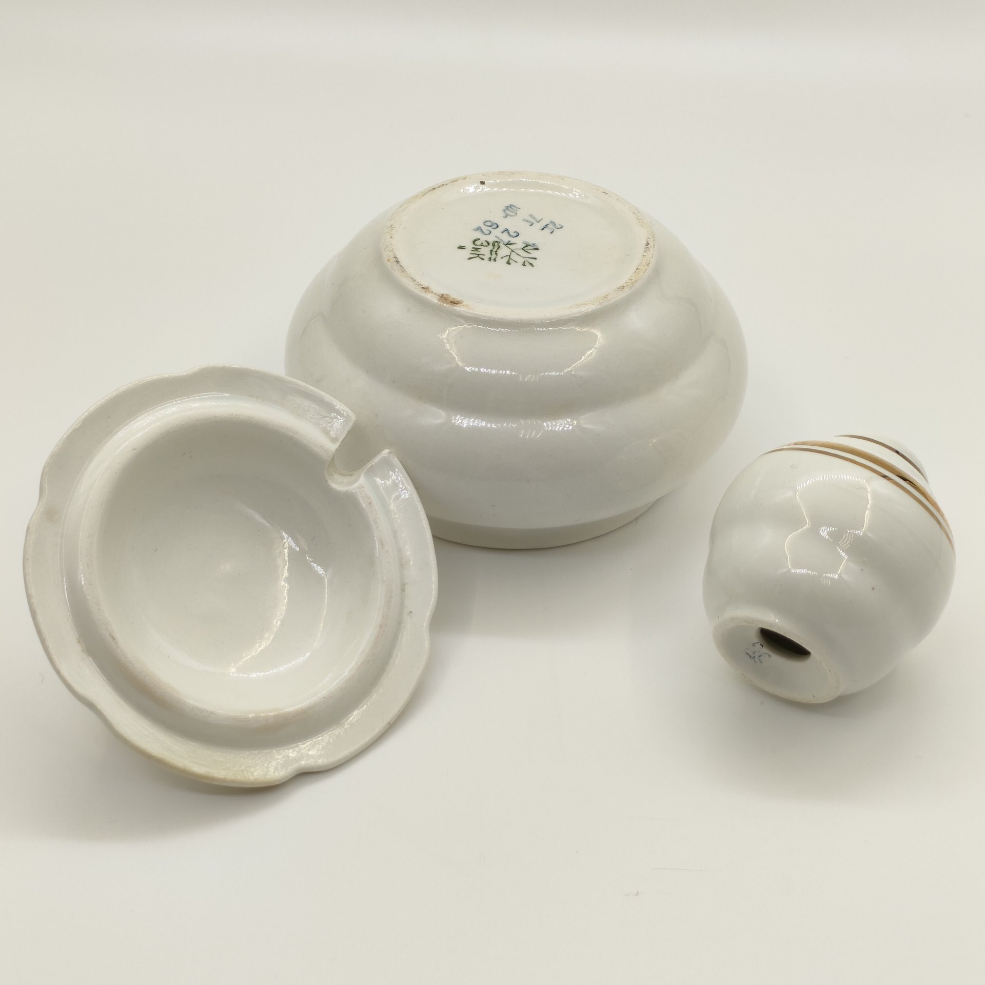 Набор из сахарницы и солонки, фаянс, золочение, Конаковский фаянсовый завод им. М.И. Калинина (ЗиК Конаково), СССР, 1962-1991 гг.