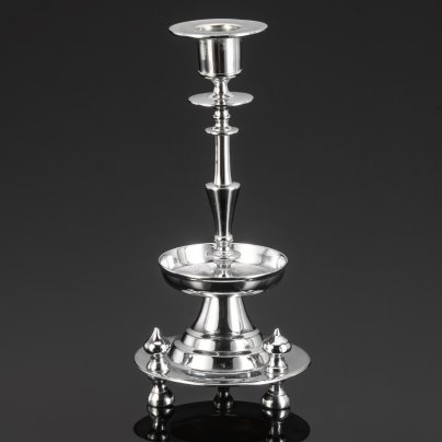 Подсвечник для одной свечи на фигурной двухъярусной подставке с тремя ножками, металл, литье, никелировка, Фабрика Юдина, Российская империя, 1890-1917 гг.