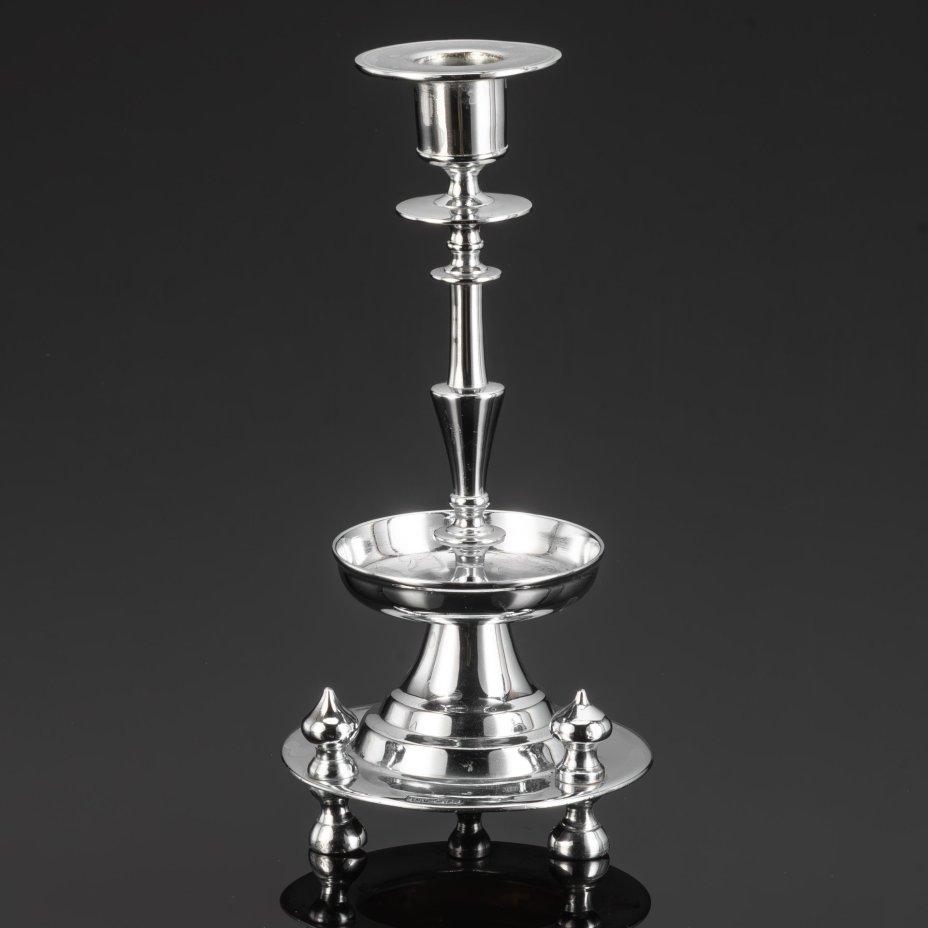 Подсвечник для одной свечи на фигурной двухъярусной подставке с тремя ножками, металл, литье, никелировка, Фабрика Юдина, Российская империя, 1890-1917 гг.