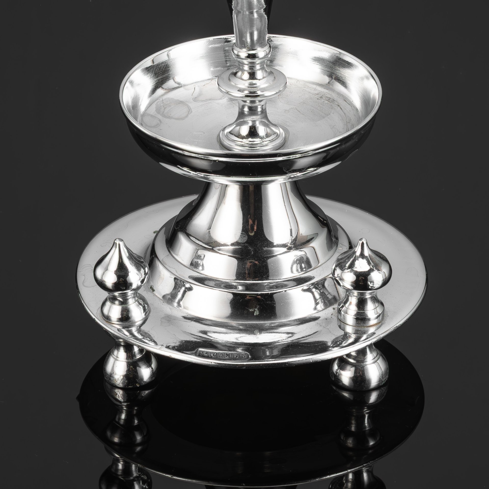 Подсвечник для одной свечи на фигурной двухъярусной подставке с тремя ножками, металл, литье, никелировка, Фабрика Юдина, Российская империя, 1890-1917 гг.