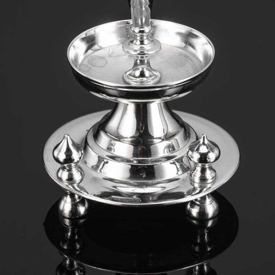 Подсвечник для одной свечи на фигурной двухъярусной подставке с тремя ножками, металл, литье, никелировка, Фабрика Юдина, Российская империя, 1890-1917 гг.