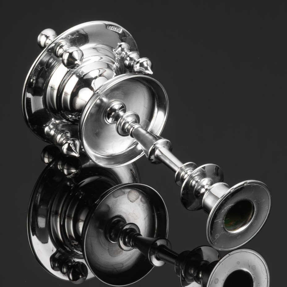 Подсвечник для одной свечи на фигурной двухъярусной подставке с тремя ножками, металл, литье, никелировка, Фабрика Юдина, Российская империя, 1890-1917 гг.