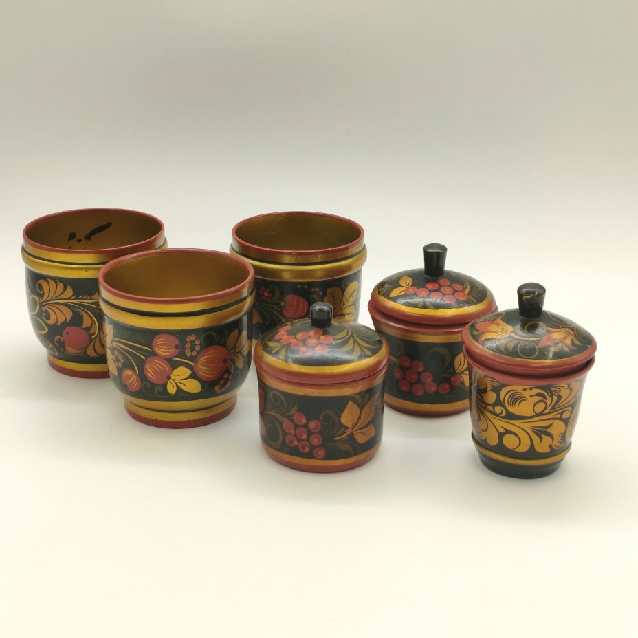 Набор из 3-х солонок и 3-х стаканов (баночек для хранения), украшенных ягодным декором,  Фабрика «Хохломский художник», дерево, роспись, лак, Хохломская роспись, СССР, 1970-1990 гг.
