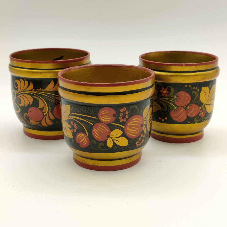 Набор из 3-х солонок и 3-х стаканов (баночек для хранения), украшенных ягодным декором,  Фабрика «Хохломский художник», дерево, роспись, лак, Хохломская роспись, СССР, 1970-1990 гг.