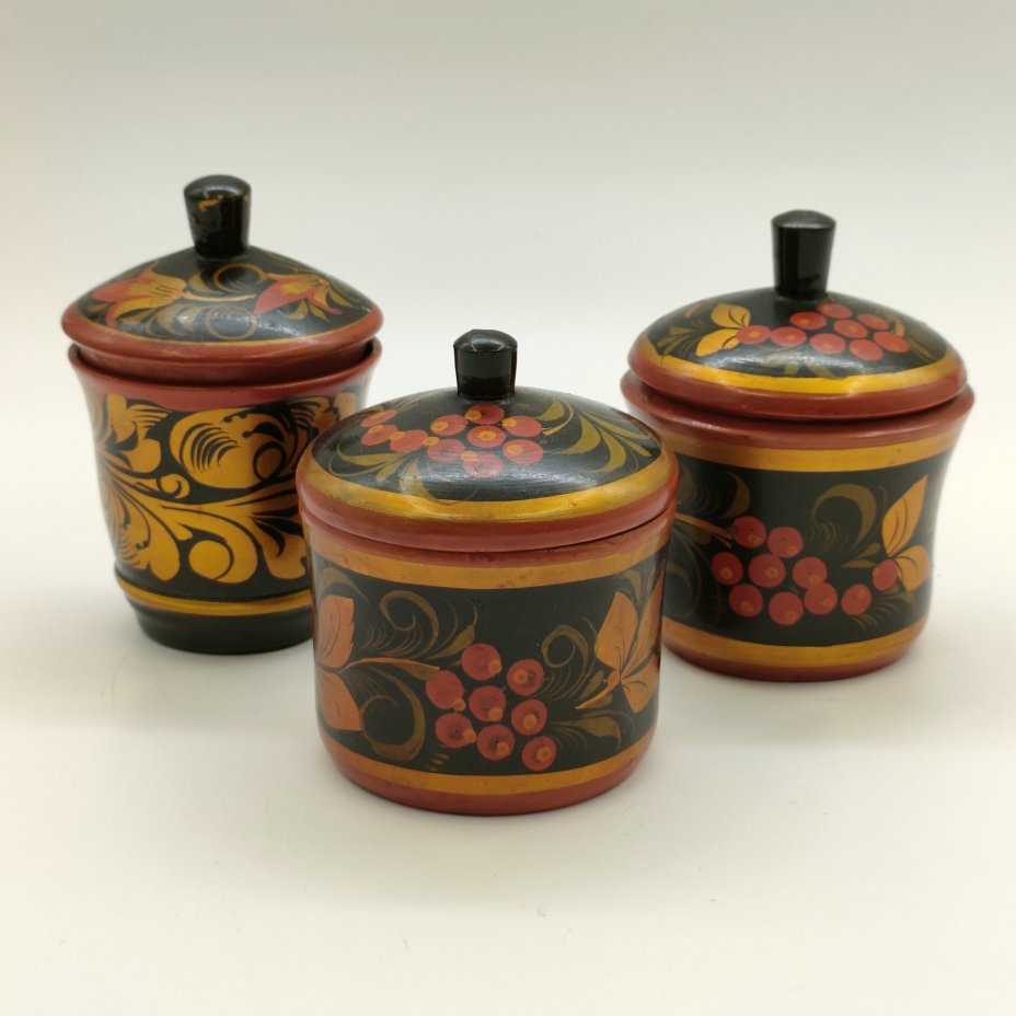 Набор из 3-х солонок и 3-х стаканов (баночек для хранения), украшенных ягодным декором,  Фабрика «Хохломский художник», дерево, роспись, лак, Хохломская роспись, СССР, 1970-1990 гг.
