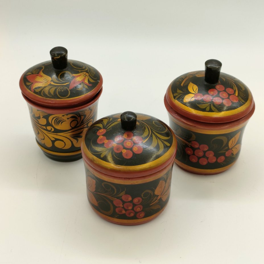 Набор из 3-х солонок и 3-х стаканов (баночек для хранения), украшенных ягодным декором,  Фабрика «Хохломский художник», дерево, роспись, лак, Хохломская роспись, СССР, 1970-1990 гг.