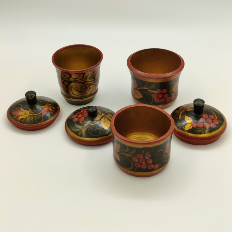 Набор из 3-х солонок и 3-х стаканов (баночек для хранения), украшенных ягодным декором,  Фабрика «Хохломский художник», дерево, роспись, лак, Хохломская роспись, СССР, 1970-1990 гг.