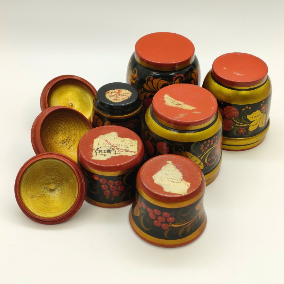 Набор из 3-х солонок и 3-х стаканов (баночек для хранения), украшенных ягодным декором,  Фабрика «Хохломский художник», дерево, роспись, лак, Хохломская роспись, СССР, 1970-1990 гг.