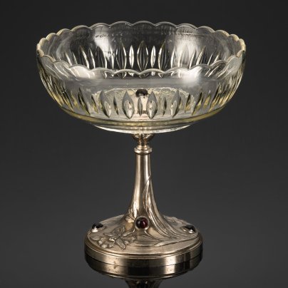 Фруктовница в стиле модерн на высокой ножке с  рельефным декором в виде ирисов и рубиновыми кабошонами, металл, стекло, резьба, Западная Европа, 1900-1930 гг.