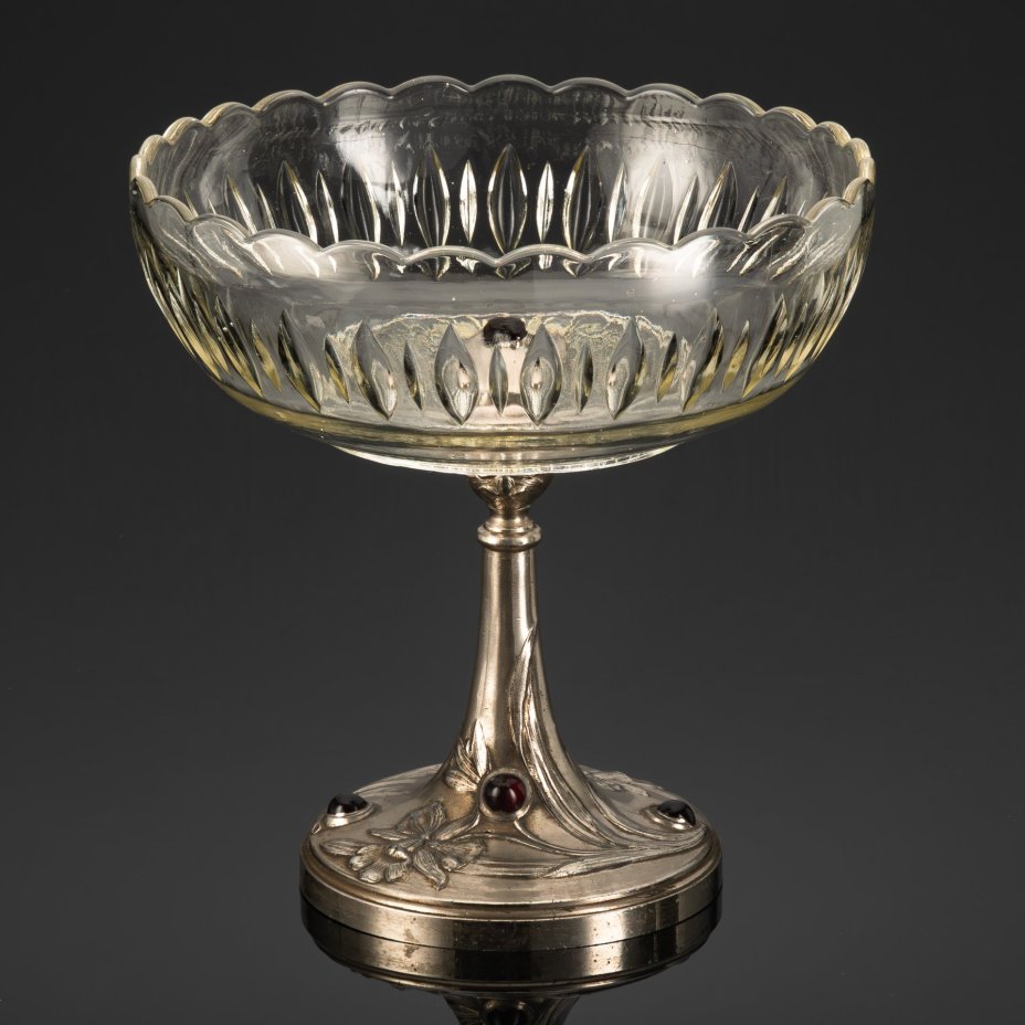 Фруктовница в стиле модерн на высокой ножке с  рельефным декором в виде ирисов и рубиновыми кабошонами, металл, стекло, резьба, Западная Европа, 1900-1930 гг.