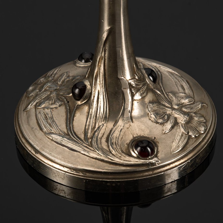 Фруктовница в стиле модерн на высокой ножке с  рельефным декором в виде ирисов и рубиновыми кабошонами